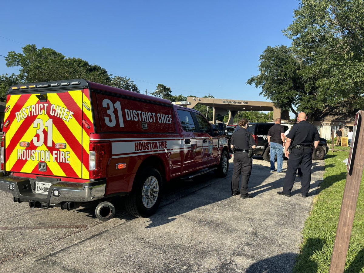 Julissa Garza (@julissagarzatv) on Twitter photo Mayor Whitmire just arrived to the Independence Hall apartment complex. He says residents here were abandoned by management. Residents have been without power for days now. Their power just came back on. <a href="/KHOU/">KHOU 11 News Houston</a> Mayor Whitmire just arrived to the Independence Hall apartment complex. He says residents here were abandoned by management. Residents have been without power for days now. Their power just came back on. <a href="/KHOU/">KHOU 11 News Houston</a>