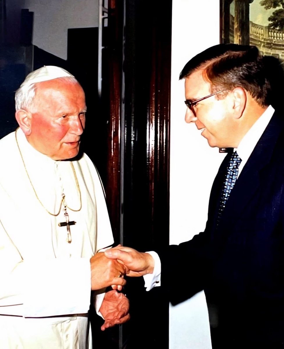 En 1996 tuve el honor de conocer al Papa Juan Pablo II en su segunda visita a Venezuela. Ayer se cumplieron 104 años de su nacimiento, quise recordar y retomar las palabras que dio a los jóvenes venezolanos: “El Papa cree en vosotros, porque ha experimentado vuestra insaciable