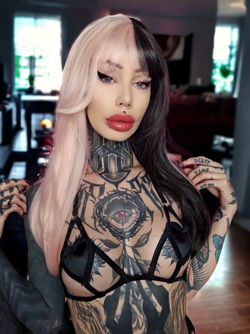 🌹🖤 https://t.co/lD19O0Xwzk https://t.co/YYVUxKY5kg