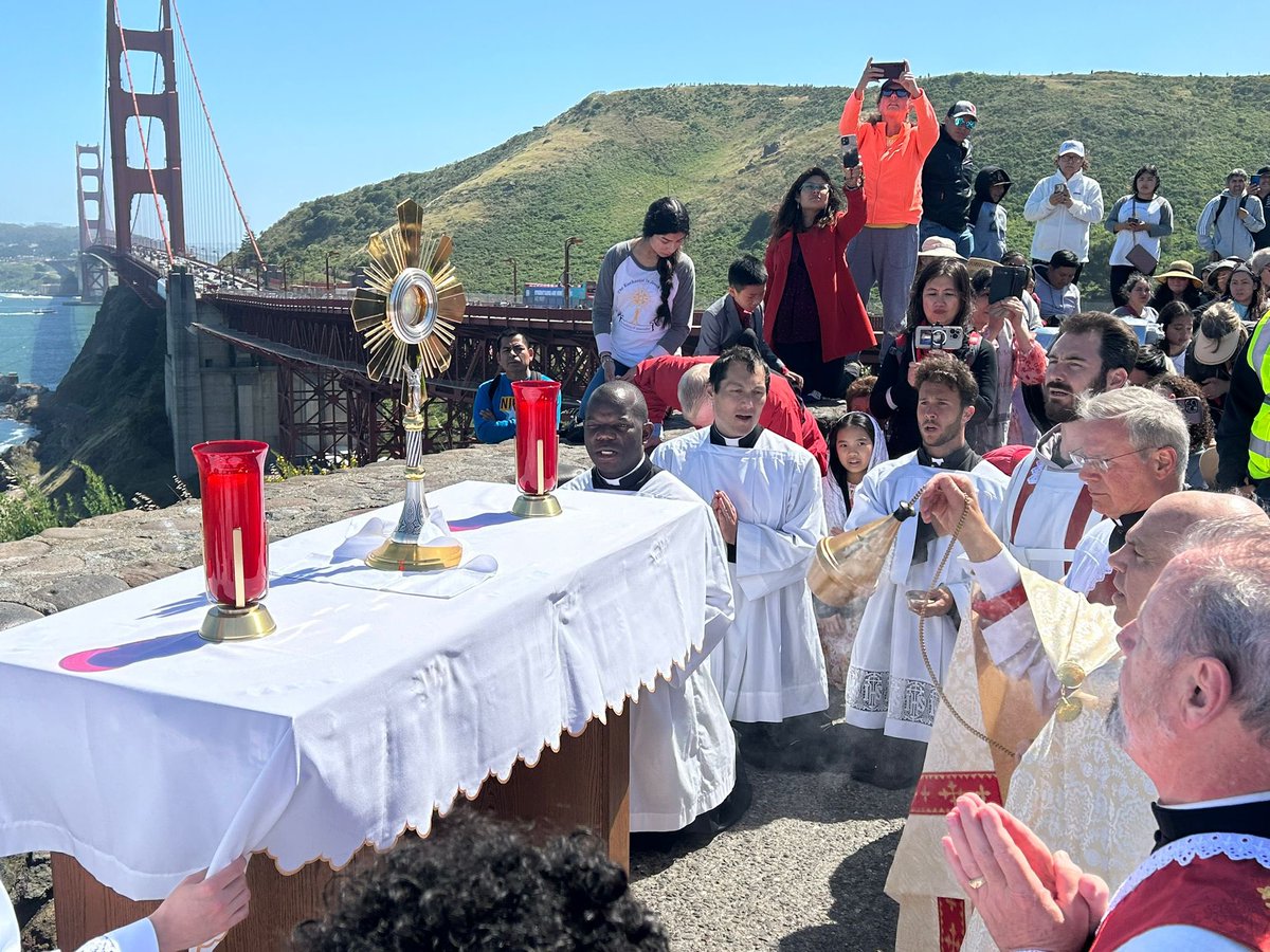 Hundreds of faithful joined @ArchCordileone and the Perpetual Pilgrims in walking across the span of the Golden Gate Bridge. The procession concluded with benediction at H. Dana Bowers Rest Area. #eucharisticrevival #catholic #eucharisticcongress 📷 EWTN News / @imrosellereyes