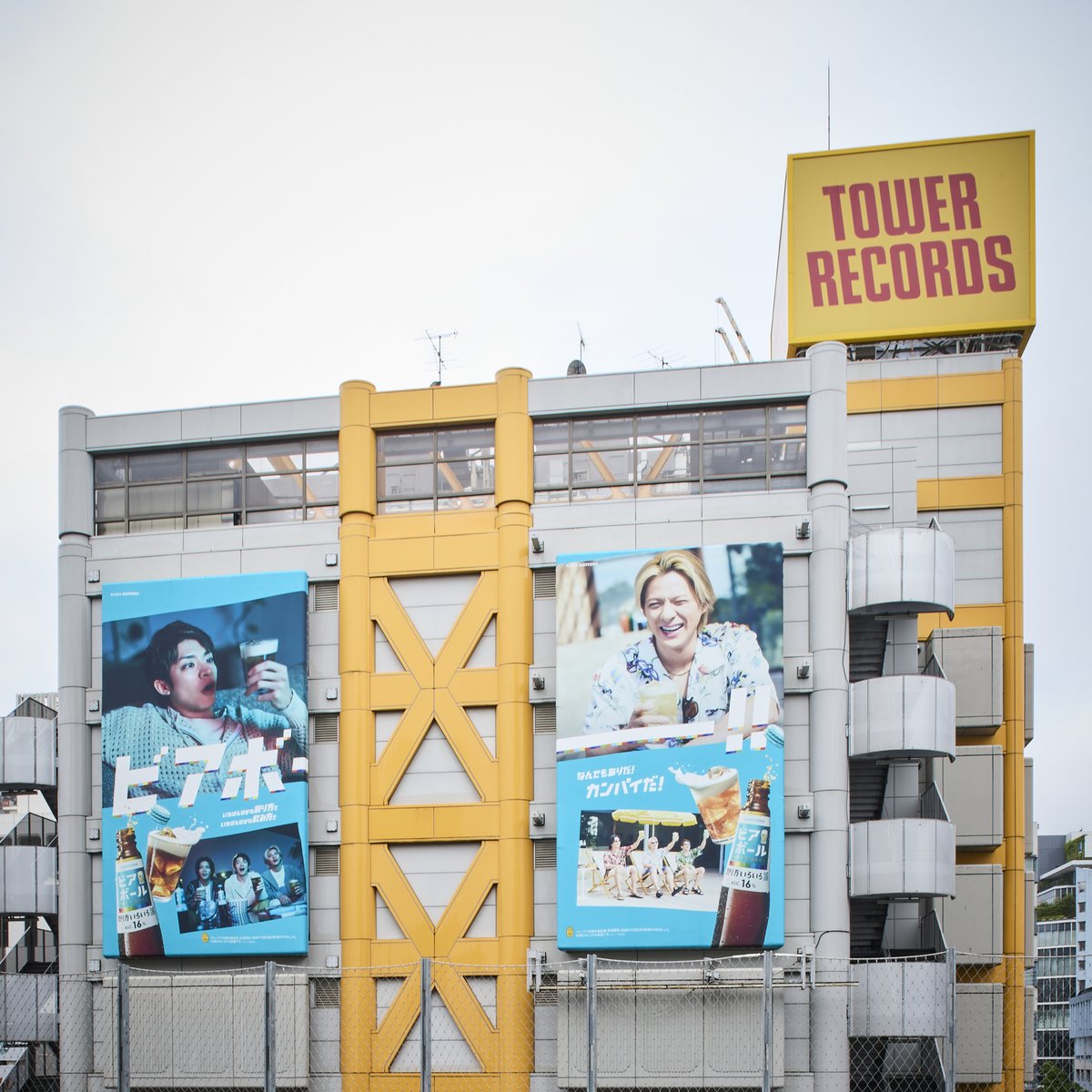 タワーレコード渋谷店に #Number_i 巨大広告が出現！！ ＼ 本日から