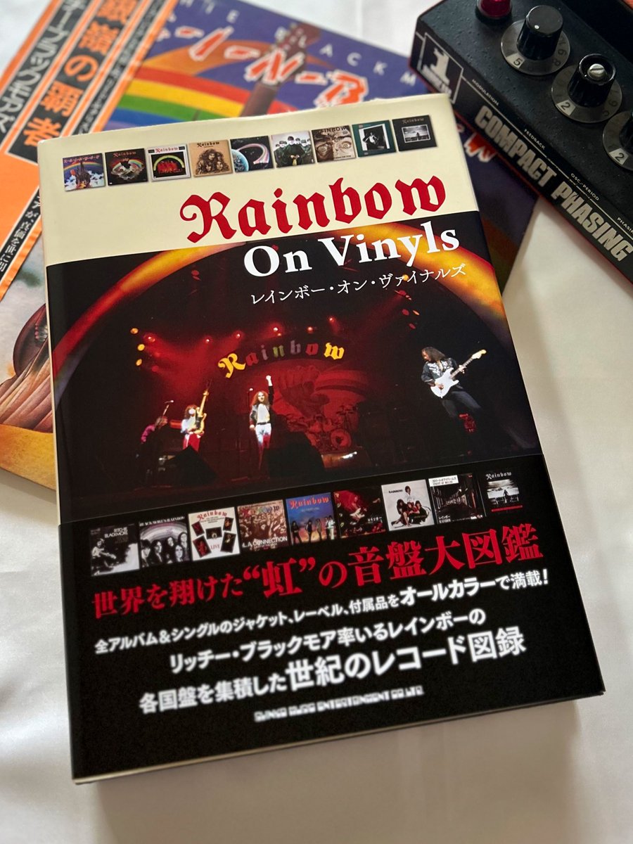 EditIdiot's tweet image. リッチーをこよなく愛する方々からお力を頂けた事で、この企画を完遂する事が叶いました😭編集者冥利に尽きます。
🌈の各国盤を集積した世紀のレコード図録・解説本『レインボー・オン・ヴァイナルズ』は、完全限定1,500部にて絶賛発売中です。

shinko-music-shop.com/?pid=180160996

#RainbowOnVinyls #stompbox