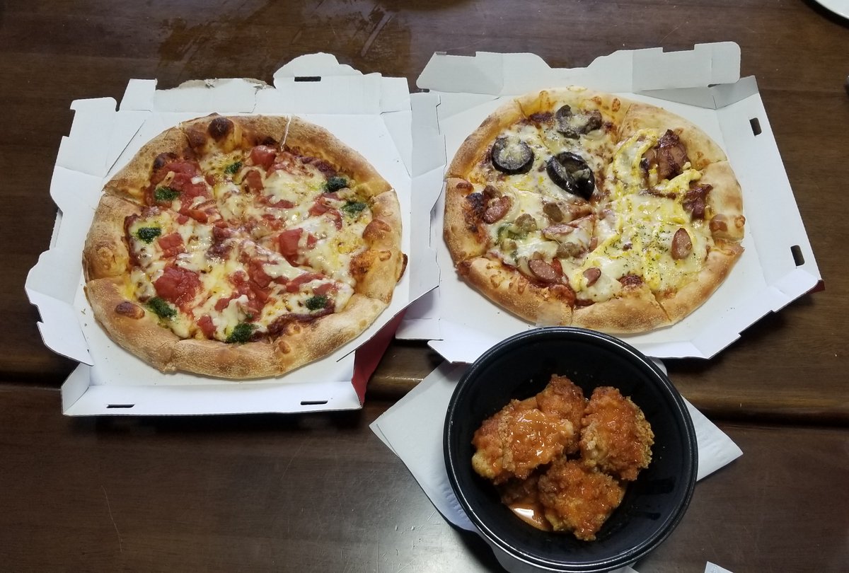 english_kc1948's tweet image. 5/18（土）Banasick先生４年生ゼミがInternational Student Houseでゼミを行いました🎀卒論✍️に向けてそれぞれがしっかりと学びを深め、がんばったあとにはみんなでピザ🍕
#神戸女学院大学英文学科 #神戸女学院大学国際学部 #KobeCollegeSchoolofInternationalStudies #ゼミ