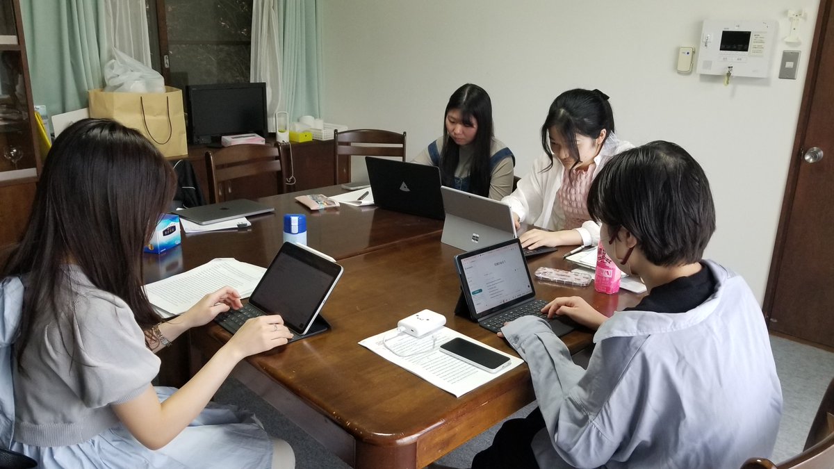 english_kc1948's tweet image. 5/18（土）Banasick先生４年生ゼミがInternational Student Houseでゼミを行いました🎀卒論✍️に向けてそれぞれがしっかりと学びを深め、がんばったあとにはみんなでピザ🍕
#神戸女学院大学英文学科 #神戸女学院大学国際学部 #KobeCollegeSchoolofInternationalStudies #ゼミ