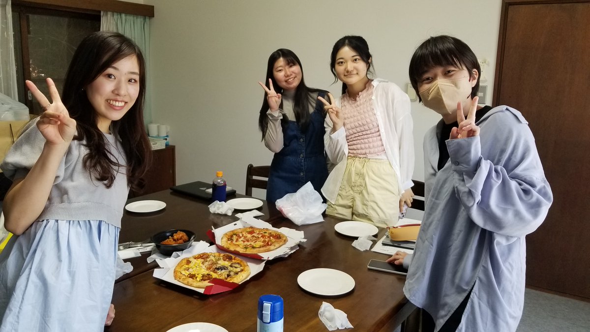 english_kc1948's tweet image. 5/18（土）Banasick先生４年生ゼミがInternational Student Houseでゼミを行いました🎀卒論✍️に向けてそれぞれがしっかりと学びを深め、がんばったあとにはみんなでピザ🍕
#神戸女学院大学英文学科 #神戸女学院大学国際学部 #KobeCollegeSchoolofInternationalStudies #ゼミ