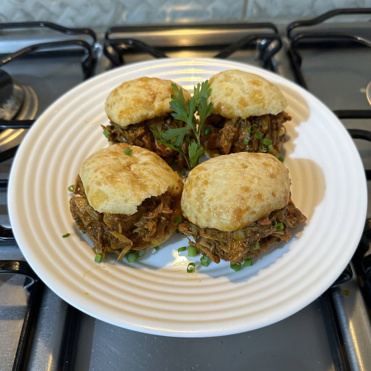 PÃO DE QUEIJO RECHEADO COM RAGU DE PERNIL E BACON BY LEGADÃO DA MASSA VALEU GALERA 👍