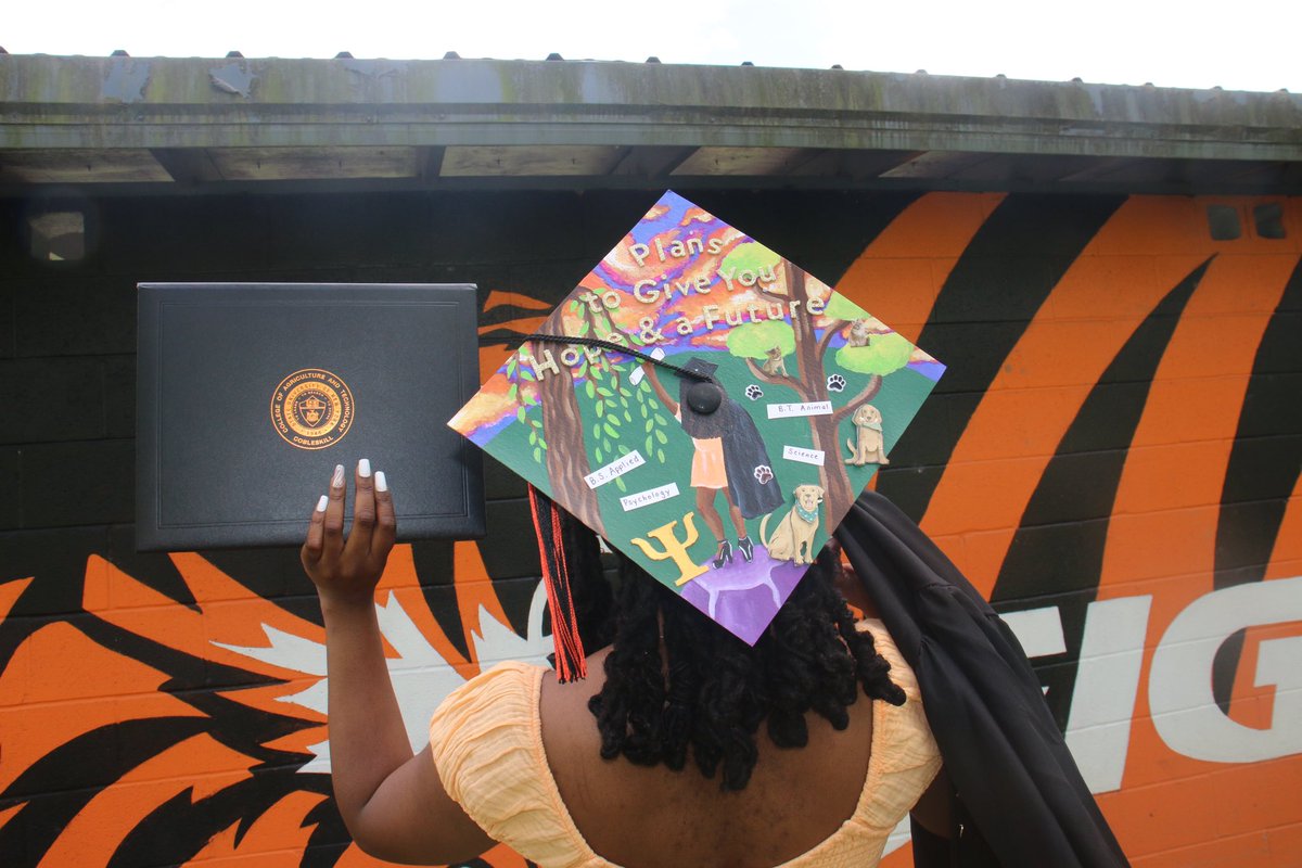 Naee228's tweet photo. 2 degrees hotter😛👩🏾‍🎓🔥 https://t.co/v3X5cgE5rL