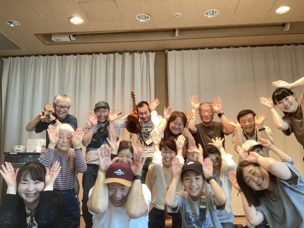yuru9uku's tweet image. 週末は、毎年恒例の「橋本七夕まつり」のステージ演奏に向橋けた練習会でした♬
練習後は、のん兵衛達で人気の「独楽寿司」へ！
話題になったのが、国産木材「能登ヒバ」を使い国内で作った、里山保全にも寄与できるウクレレCOTONE♬

#橋本 #七夕まつり #COTONE #能登ヒバ #ウクレレ初心者 #ゆるウク