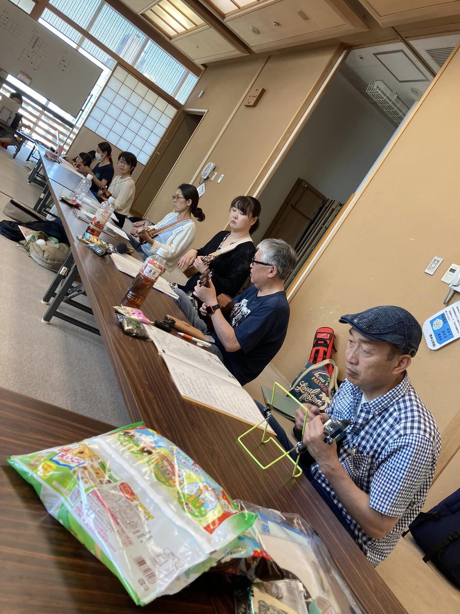 yuru9uku's tweet image. 週末は、毎年恒例の「橋本七夕まつり」のステージ演奏に向橋けた練習会でした♬
練習後は、のん兵衛達で人気の「独楽寿司」へ！
話題になったのが、国産木材「能登ヒバ」を使い国内で作った、里山保全にも寄与できるウクレレCOTONE♬

#橋本 #七夕まつり #COTONE #能登ヒバ #ウクレレ初心者 #ゆるウク