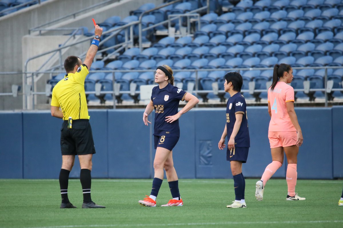 #SEAvORL Bethany Balcer received her 2nd yellow on the day in the 85th-- for it appears arguing with the ref. #HereForTheCrown will have to finish the game with 10