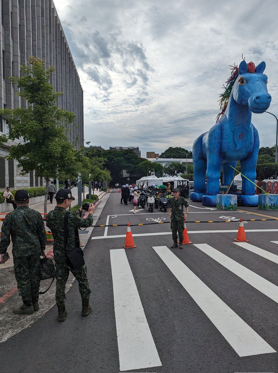 Des militaires se prennent en photo devant un cheval géant, en attendant la cérémonie d'investiture du nouveau président taïwanais Lai Ching-te
