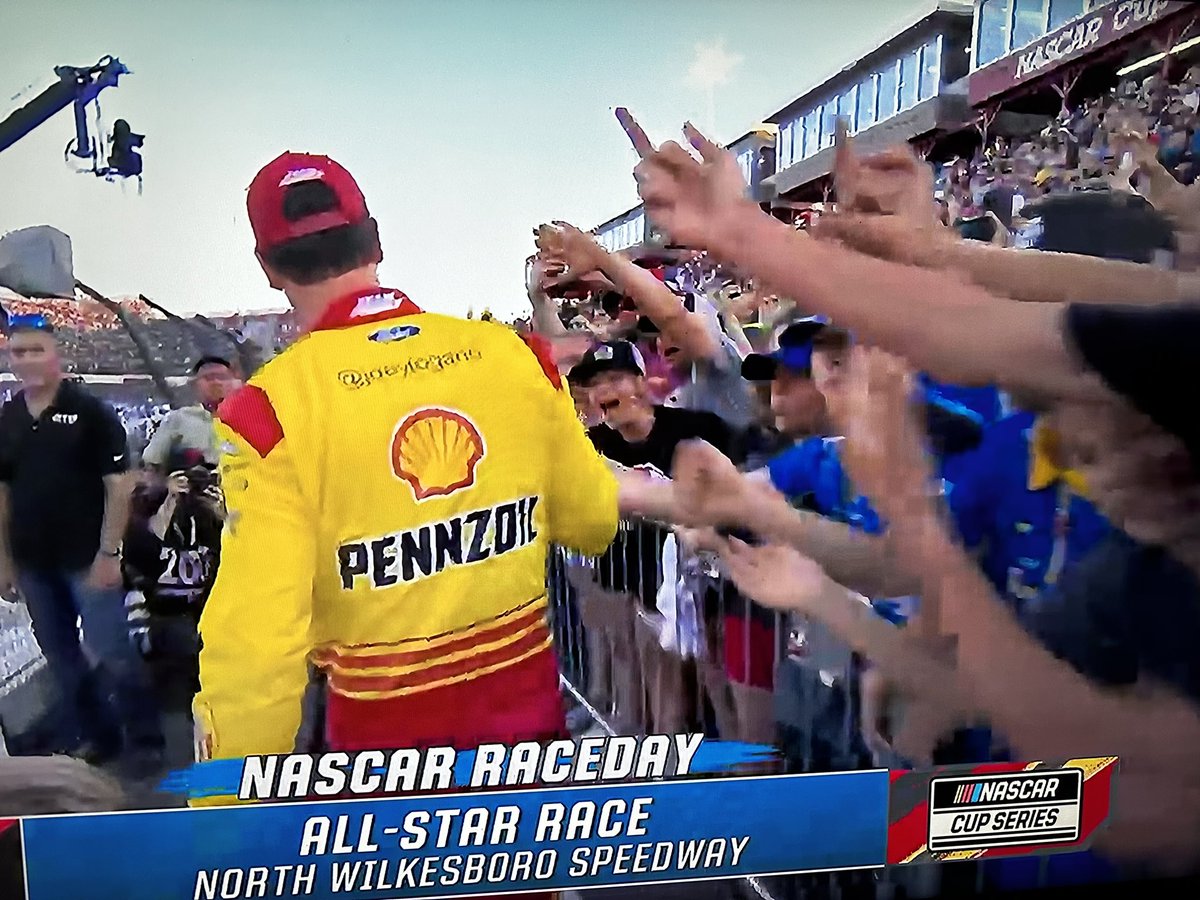 Whoever raised the young man who flipped off @joeylogano in front of his CHILD - you raised a winner. 

They learn it honest - so pat yourselves on the back. 

Disgusting. 

#NASCARAllStar #allstarrace #NASCARCupSeries #NASCAR