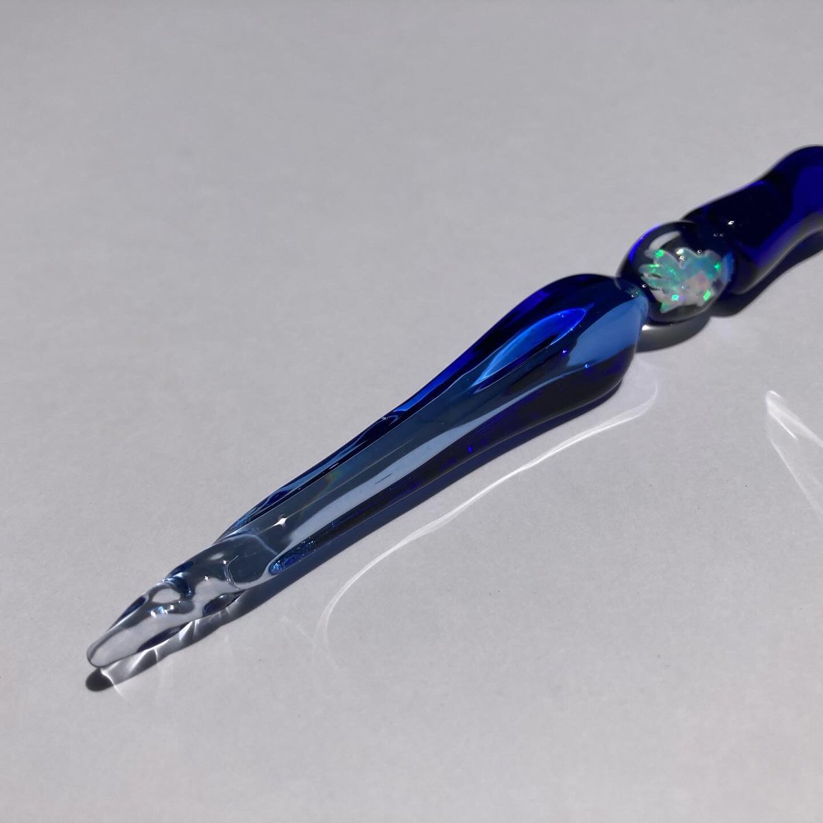 新商品の紹介です！
金魚オパールが入ったガラスペンになります。
青いガラスが涼しげで、円柱の持ち手が指に馴染むデザインになっております。
他の色味も考案中…
近くにお越しの際はぜひ、ご覧ください！！
#ガラスペン #金魚 #柳町商店街 #金魚ストリート #金魚のまち #奈良 #大和郡山市