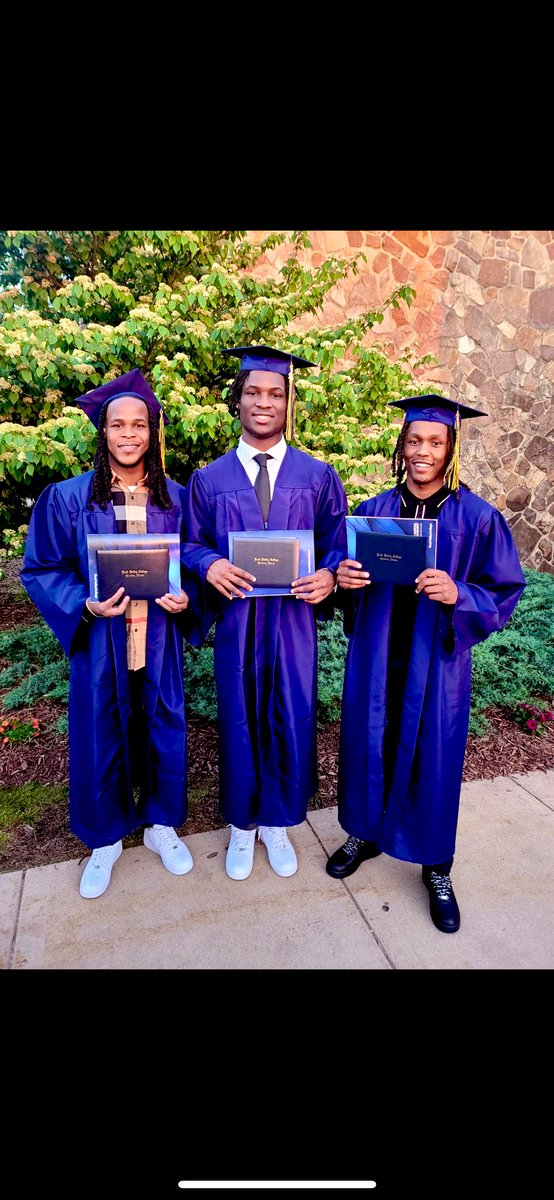 JasonErnest6's tweet photo. Beyond blessed to graduate🙏🏾❤️More to come!🪜 https://t.co/uek1ukJyQn