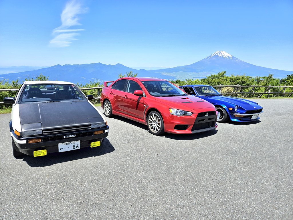 team_sakuranbo's tweet photo. おはようございます😃
晴天の今日は、3人で箱根にまたレンタカーしに来ました🏎️💨
3時間レンタルプランしか無いので、芦ノ湖近辺を周遊🌊🗻
○十年振りかにAE86に乗りました😅
ネオクラシック最高~😃⤴️⤴️
#イマソラ
#イマフジ
#Fun2Drive https://t.co/VrNH9ECfyC