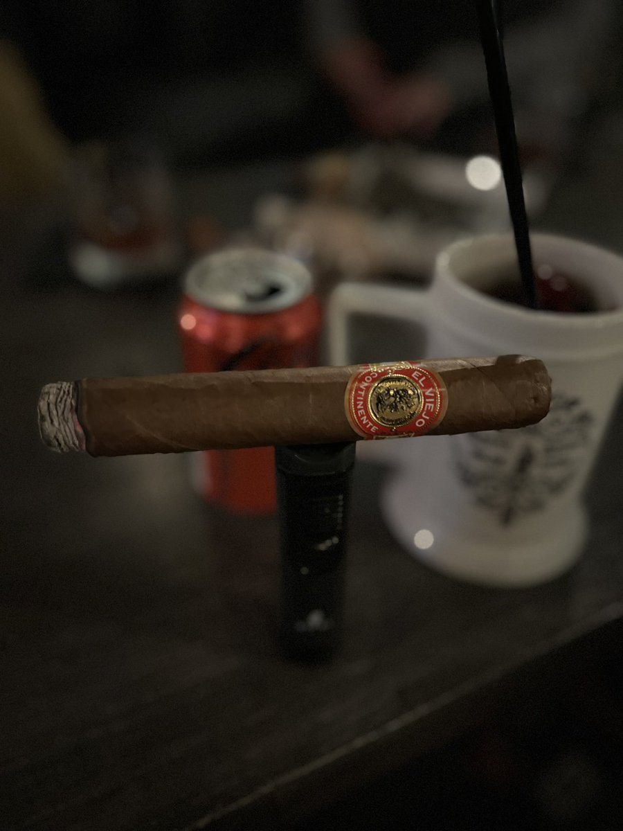 Tonight it’s a El Viejo Continente Edición Estelí. Cheers everyone! @xifeicigartools #ElViejoContinenteCigars #ElViejoContinenteEdiciónEstelí #XifeiCigarTools #CigarLifestyle #CigarCulture #CigarSociety #CigarOfTheDay #SmokeClassy #BOTL #SOTL #CigarEnvy #PSSITA #CigarsWithClass