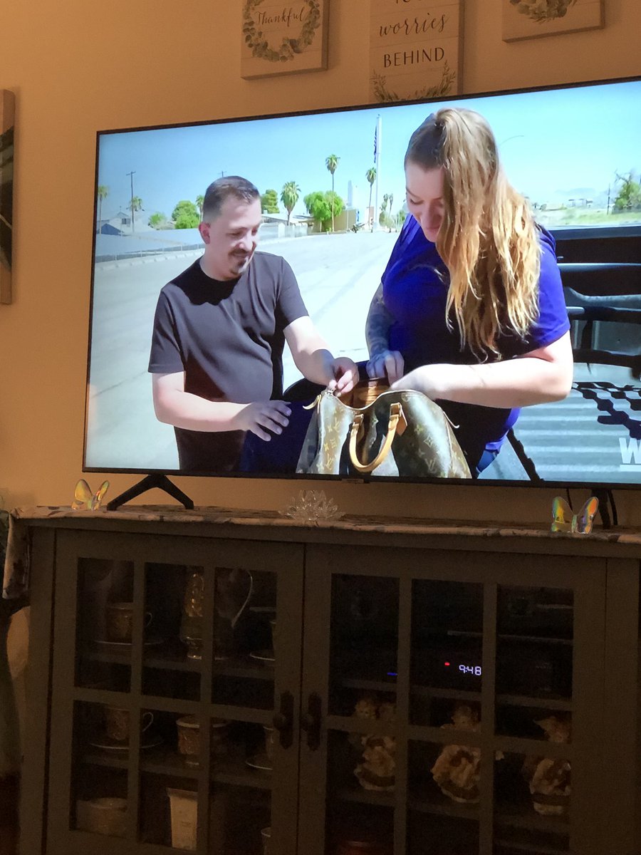 #LoveAfterLockup Don’t ever take the purse to a pawnshop and try to pawn it, because you’re gonna be laughed right out of the store. That cheap piece of shit came out of the back of somebody’s trunk.