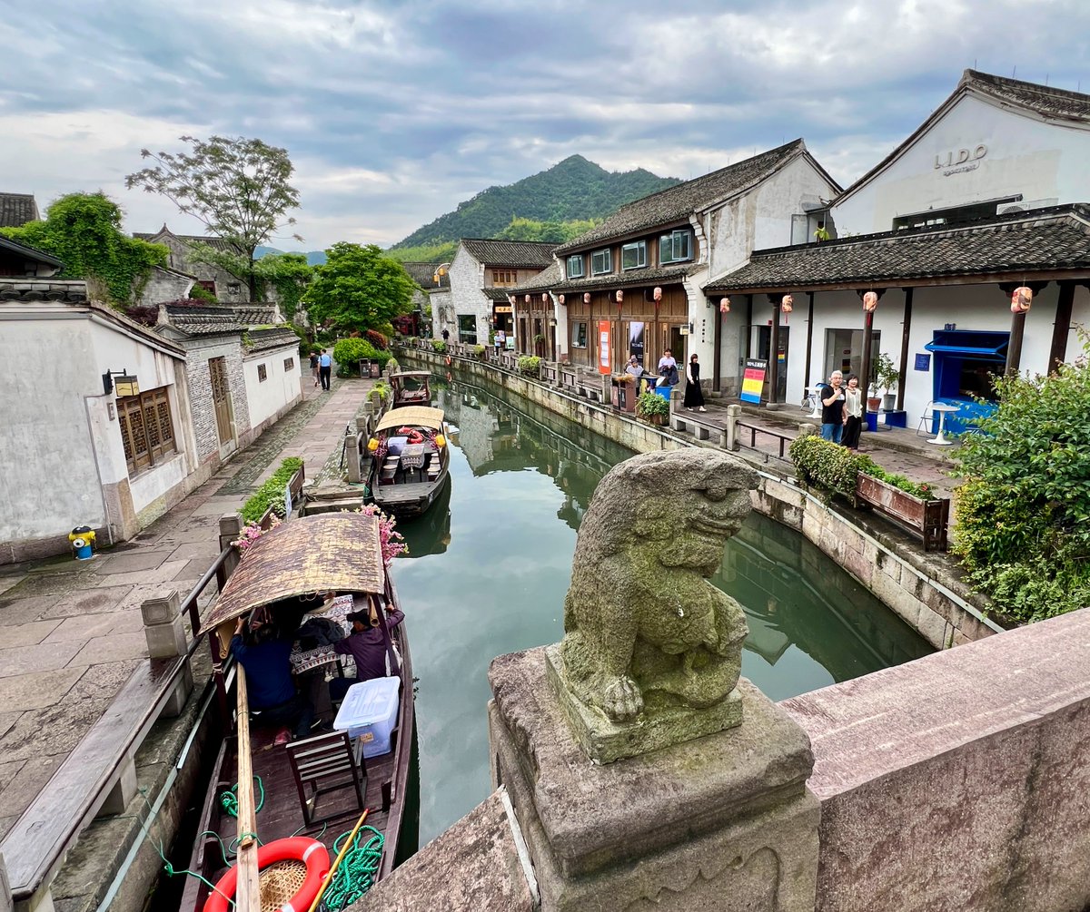 Soaking in the charm of Hanling Old Street 韓嶺老街 in Ningbo, the village has nearly 1300 years of history.