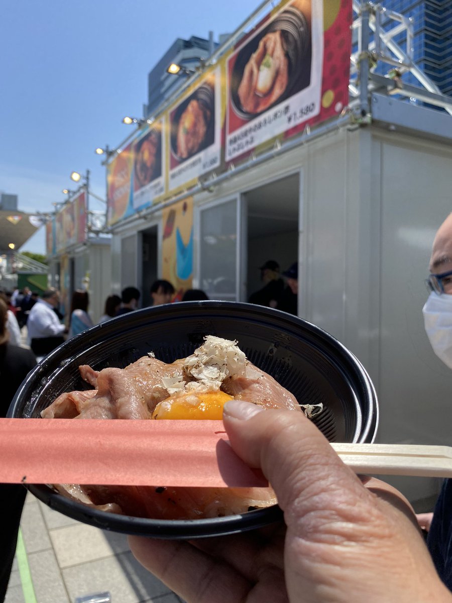 tokyo1212sanpo's tweet image. 昨日から始まったデリシャスミュージアム！
お客様を品川駅にお送りした後、お昼ご飯を食べに来ました！
せっかくなので一番行列ができていた【よろにく】さんへ！

トリュフをたっぷりのせてくれました！

#tokyotokyo
#デリシャスミュージアム
#有明
#シンボルプロムナード公園
#よろにく
#トリュフ