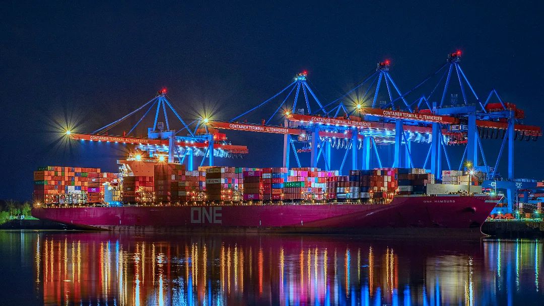 🚢ONE for the weekend: Vibrant reflections 😍 #SpottedONE at the Container Terminal Altenwerder, with these bright and dynamic colours, it's hard to miss our ONE HAMBURG vessel. Thank you Manfred Bauer (IG: @manfredbauer77) for this striking image! #asONEweCan