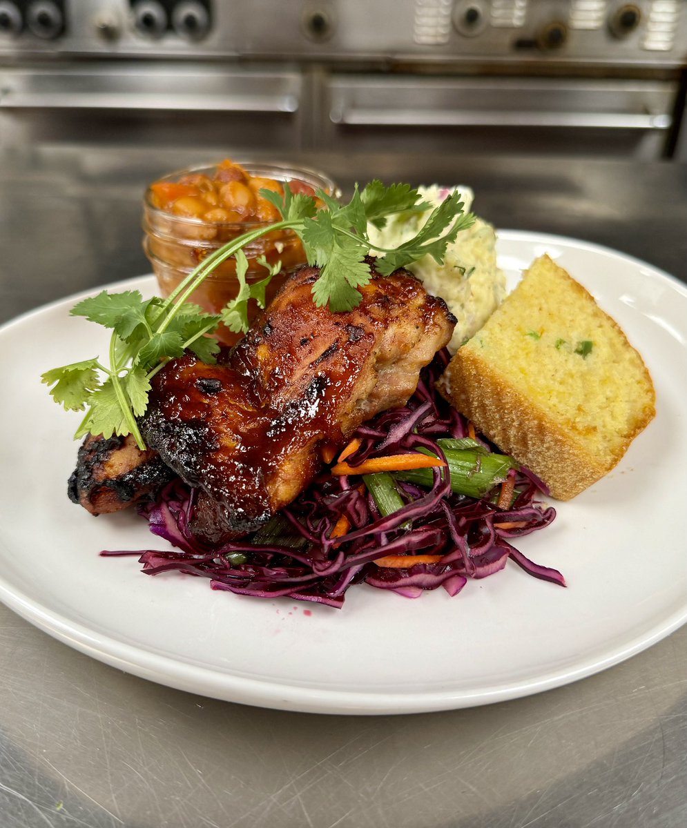 Last nights D2G 🙌 |Chipotle BBQ chicken with cowboy baked beans| creamy potato dill salad| purple slaw & jalapeño buttermilk cornbread.| #Wilbyseeingyou #foodofinstagram #torontolifestyle #wethenorth #torontoeatinganddrinking #torontocateringcompany