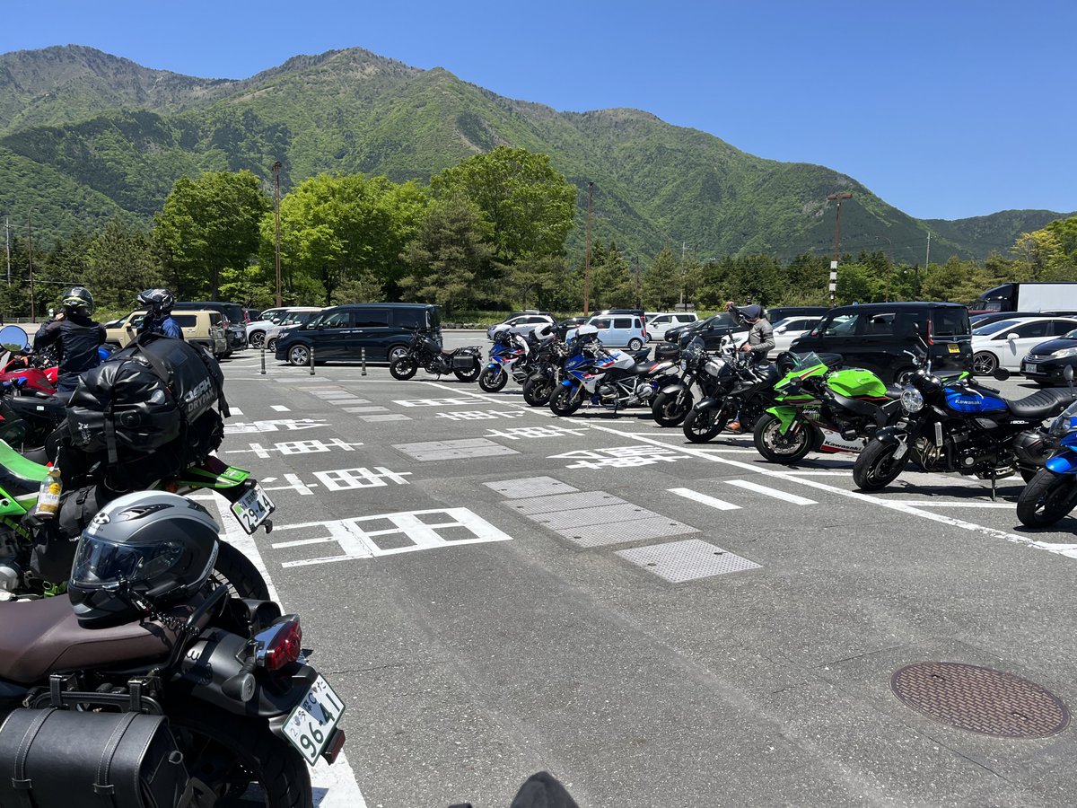 東京から山梨に1泊し、本栖湖(山梨県富士五湖)を経由して道の駅 朝霧高原(静岡県富士宮市)にやってきました
広くて停めやすい道の駅なのでバイク約30台と賑わってます
気温22℃で快晴と最高のツーリングコンディションですね(*´д｀*)
休憩したら富士裾野を抜けて御殿場を目指します