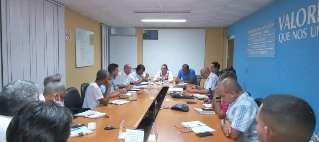 Provechosa reunión con la Ministra y Viceministro de las Comunicaciones en su visita a #SantiagoDeCuba. Junto a directivos de las entidades del sector,  analizamos la importancia del vínculo universidad-empresa y retos de la #TransformaciónDigital 
#uoinformatiza 
#uomasdigital