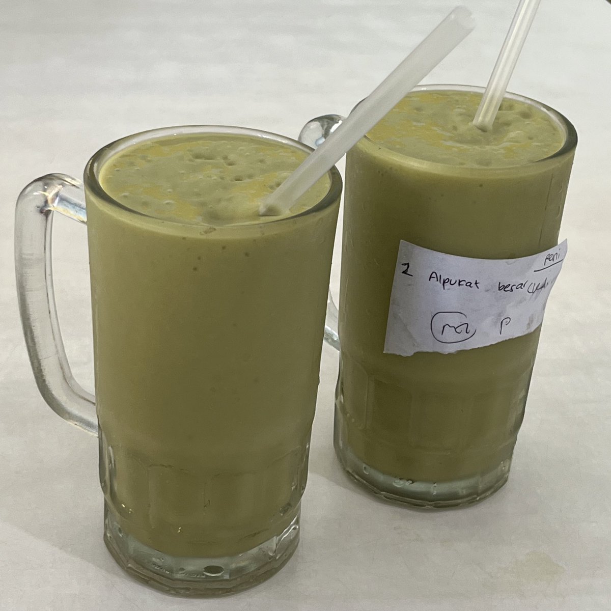 crankygvrl's tweet photo. sedih gak yang orisinil sampe disclaimer kayak gini?????

pasti ga asing ya sama konsep jus gelas besar cuma 15ribuan🤣 ini yang asli, udah ada dari nyokap gue masih kecil 

kalo mau jus alpukat disini harus war, jam 8/9 tuh dipastiin udah ga kebagian😞 https://t.co/01InoexcoH