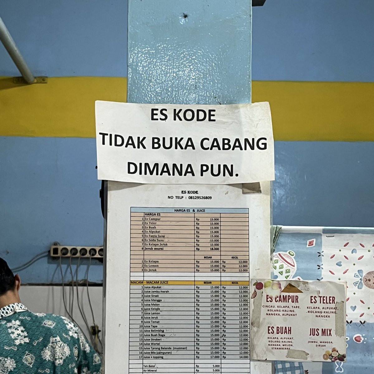 crankygvrl's tweet photo. sedih gak yang orisinil sampe disclaimer kayak gini?????

pasti ga asing ya sama konsep jus gelas besar cuma 15ribuan🤣 ini yang asli, udah ada dari nyokap gue masih kecil 

kalo mau jus alpukat disini harus war, jam 8/9 tuh dipastiin udah ga kebagian😞 https://t.co/01InoexcoH