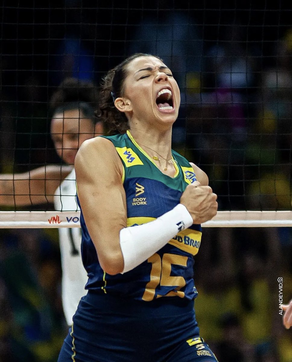 Jogo 14-14, Brasil meio-querendo tremer.

EIS QUE ELA SAI DO BANCO, 
O MARACANÃZINHO VEM A BAIXO!

ENTRA E JÁ FAZ LOGO DOIS PONTOS DE BLOQUEIO!

QUE AURA, CAROLANA, QUE AURA!