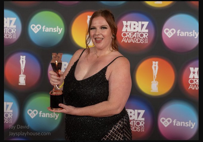 From one of my first cam shows in 2016 to now. We did it 💕 https://t.co/78pTrpZllY