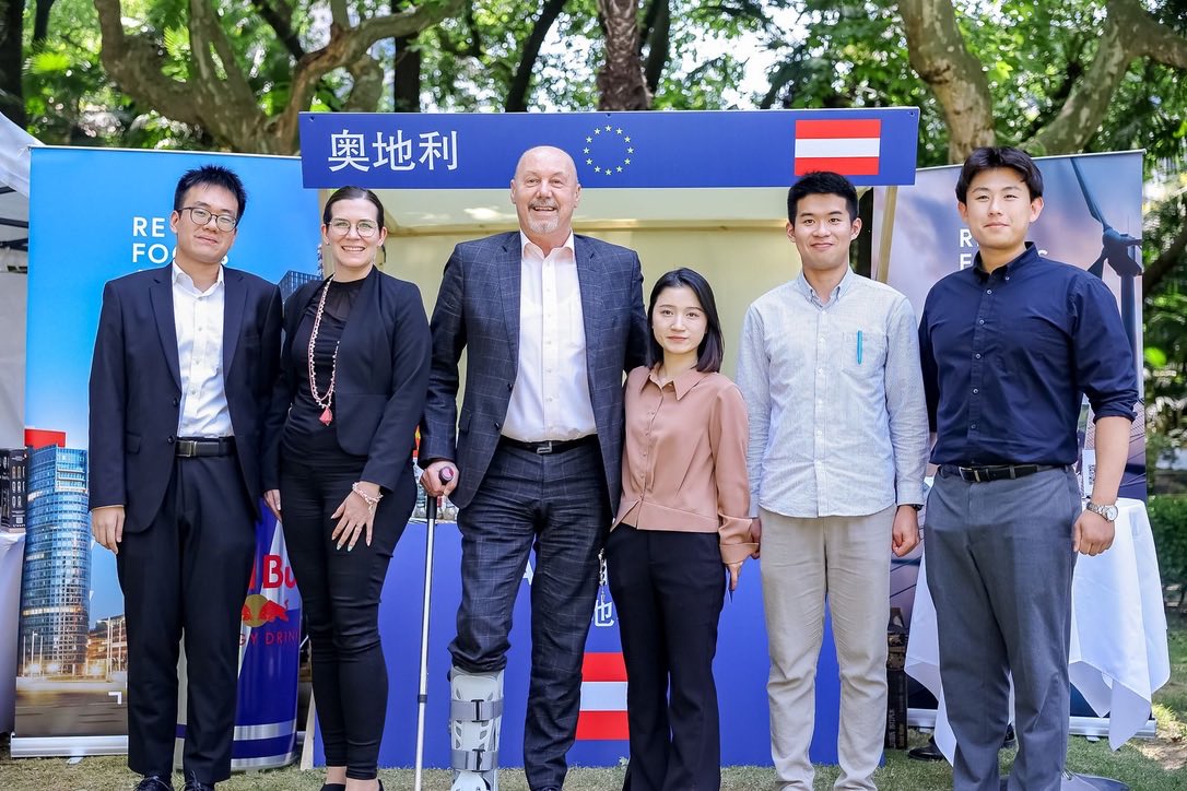RakowitschHeli's tweet photo. EU Open Day in Shanghai!
@AustriaShanghai participated, showing our friends in Shanghai delicious and healthy Austrian products! Thanks to our fantastic Austrian Brands #Darbo #Zotter #Kotanyi #RedBull #Backaldrin #Kores #Wartburg #HiPP! @MFA_Austria #ReFocusAustria
🇪🇺 🇦🇹 🇨🇳 https://t.co/5rezrBqrbg
