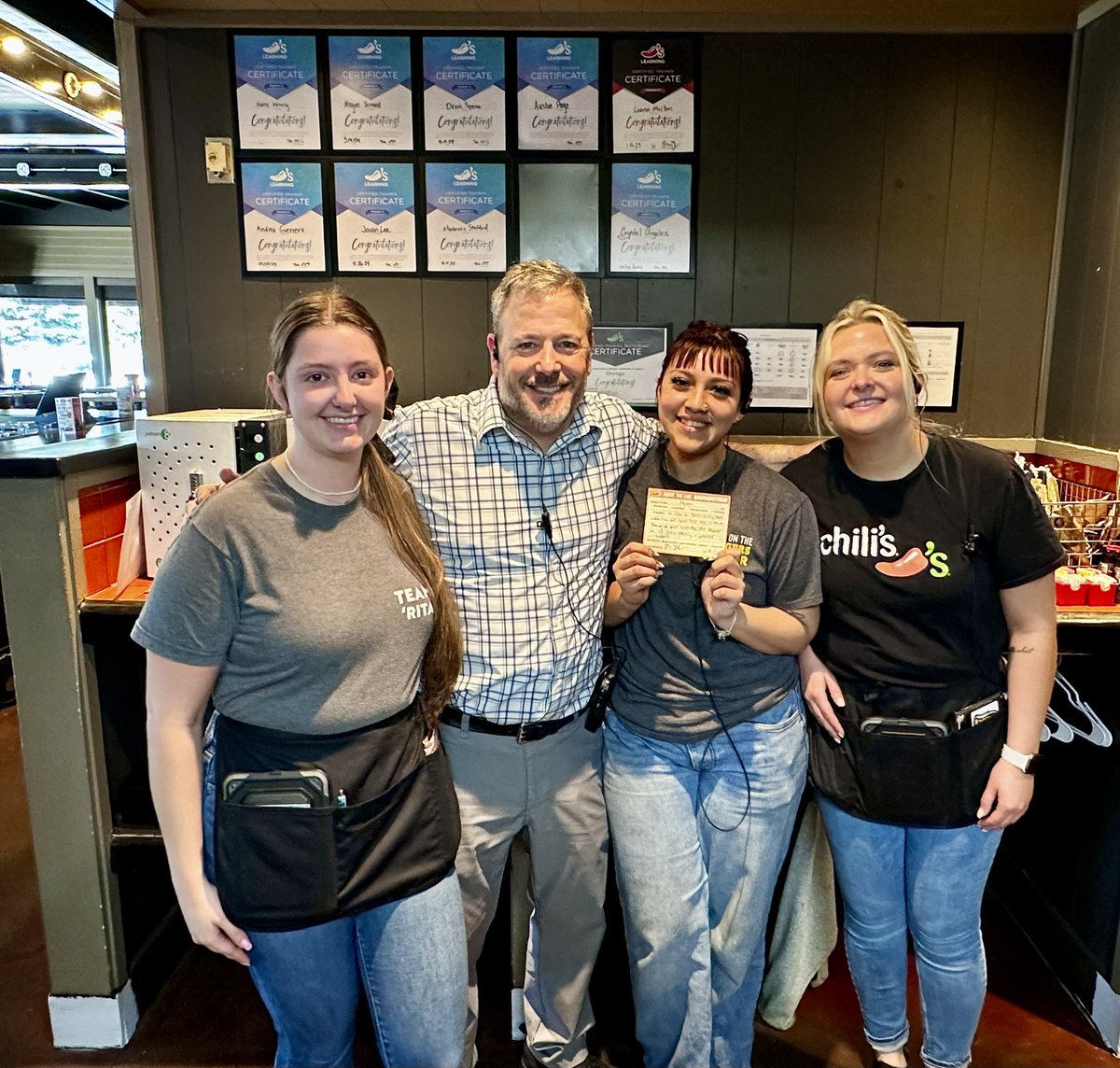 ATLs for the squad @Chilis Oswego! John coming in clutch when the HOH is short handed, and Nyomi being a swiss army knife and doing it ALL! Showing us what #BeAccountable is all about! #chilislove @GumpMike @NicholasBPaxton @LynAj4 @train3rgirl @devashspeno @KenzieStafford