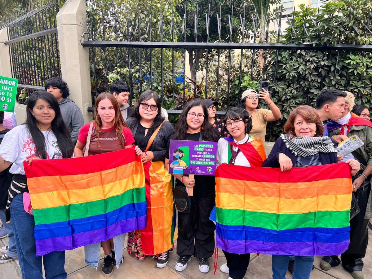 #MásIgualdad 🏳️‍⚧️ | Hoy, le decimos al @Minsa_Peru que nuestras identidades no son una enfermedad. Exigimos la derogación del Decreto Supremo que patologiza las identidades de género y orientaciones sexuales. ¡No hay nada que curar, los derechos humanos son para todas las personas!