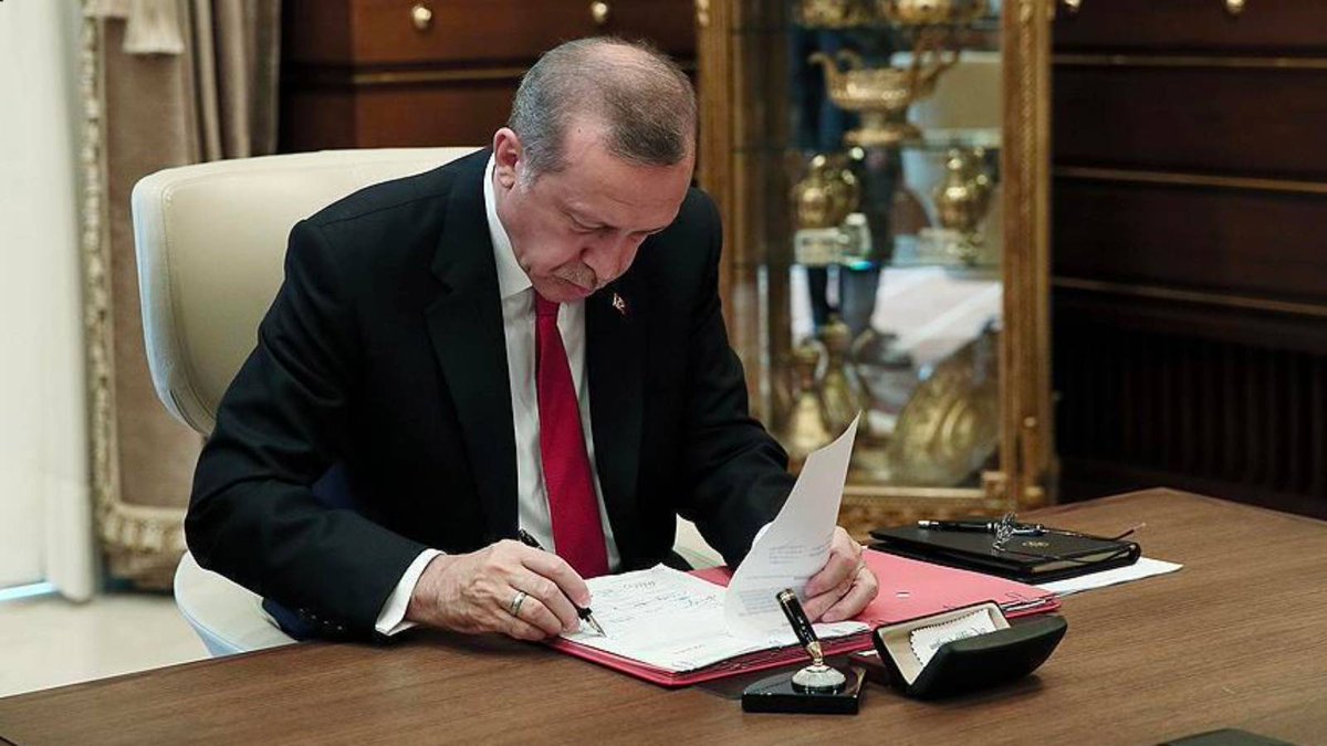 📍#SONDAKİKA Resmi Gazete'de yayınlandı. Cumhurbaşkanı Recep Tayyip Erdoğan, Aile ve Sosyal Hizmetler Bakanlığı Kadının Statüsü Genel Müdürü Gülser Ustaoğlu'nu görevden aldı. Çok sayıda ilin de Aile ve Sosyal Hizmetler Müdürü değişti.