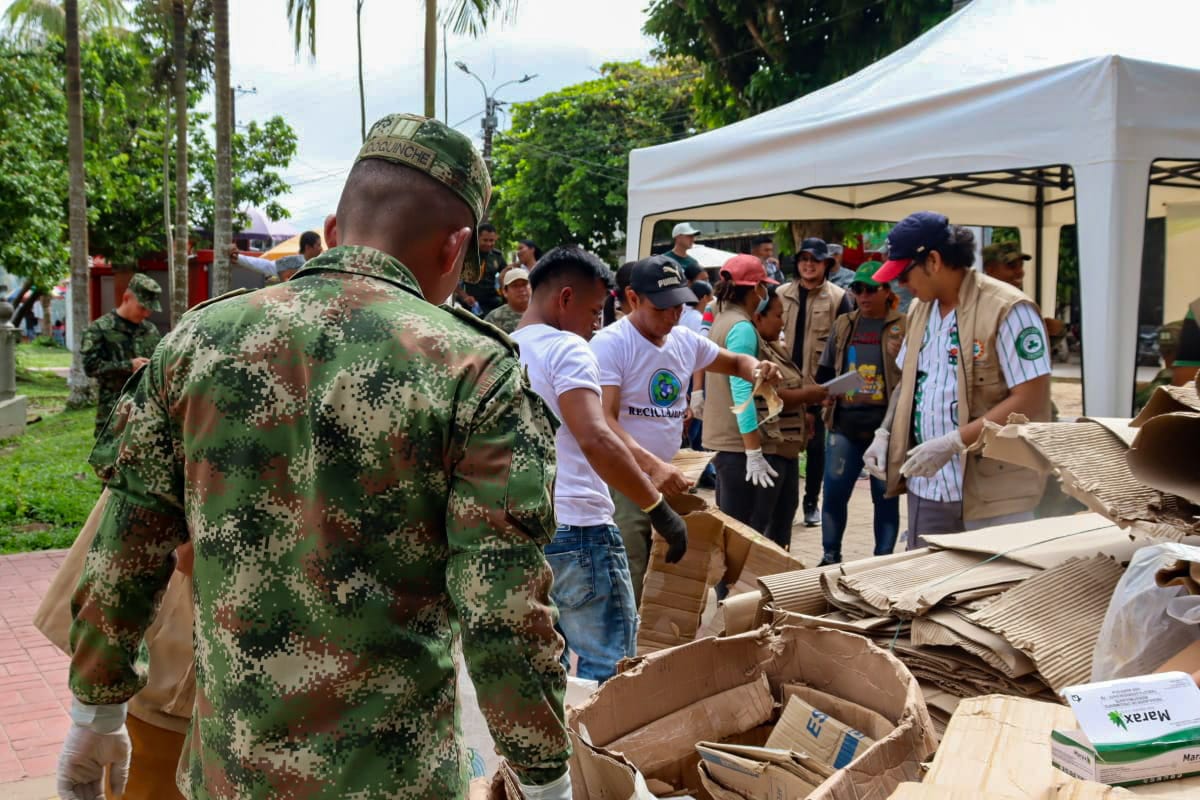 En conmemoración al Día del Reciclaje, soldados del Batallón de Acción Integral N°6 nos unimos a la @FuerzaAereaCol, @Goberamazonas y comerciantes, para recolectar 5000 toneladas de residuos reciclables♻️, como cartón, botellas, papel, entre otros. #CustodiosDelMedioAmbiente