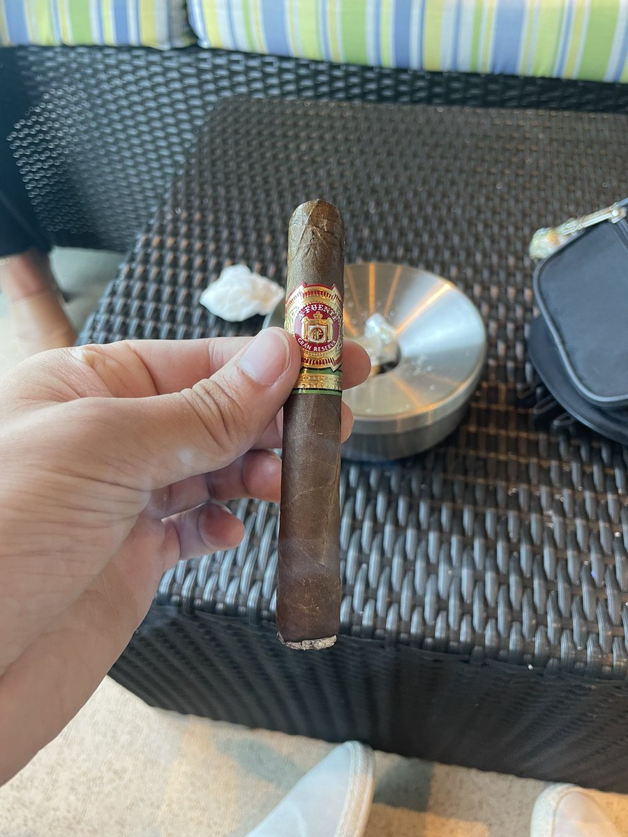 TheCigarLog's tweet photo. Starting the weekend off right 💨 What are you guys smoking? #cigars #WeekendReady https://t.co/xvoYbkDbI8