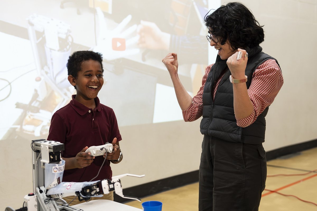 Students at Horse Hill School are powering up their knowledge on machine learning and AI! Thanks to @AmiiThinks, they tested out 3D-printed Bento Arms, took part in a demonstration on how AI is used in rehabilitation medicine, drew their favourite scientists and more. #EPSB #yeg