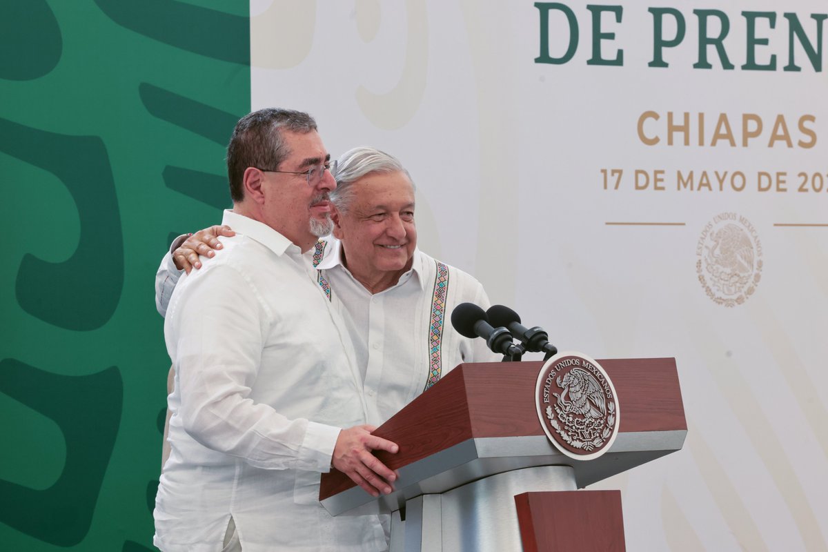 Comunicado conjunto con motivo del encuentro bilateral de los presidentes de México @lopezobrador_ y Guatemala @BArevalodeLeon. Ambas naciones fortalecen colaboración fronteriza en materia de seguridad y movilidad humana para el bienestar de sus pueblos. Desde Tapachula,