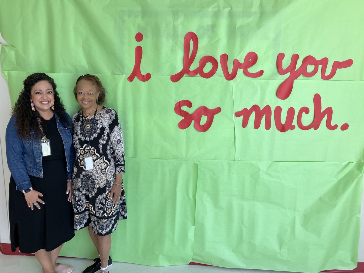 Spreading love ⁦@BMESBulldogs⁩ with Trustee Dr. Mary Thomas ⁦@ManorISD⁩