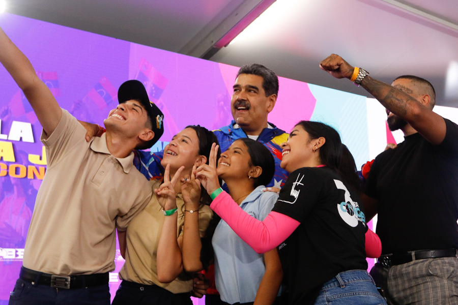 #EnVivo 📹 | Jefe de Estado @NicolasMaduro anuncia entrega de 40.800 nuevos financiamientos para proyectos socioproductivos de la juventud emprendedora. 'Es lo más bonito que podemos hacer, democratizar los créditos para que la juventud emprendedora multiplique su capacidad de