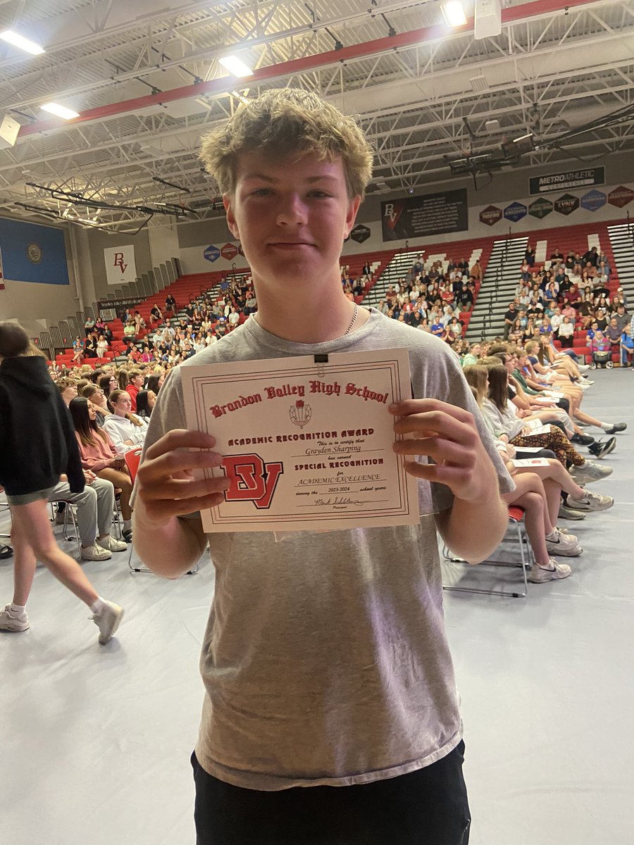 Impromptu football pic with most of our academic award winners! This is huge! Grayden Sharping is our stat guy—and a smart, qualified one! #onefamily #lynxway #STUDENTathletes #bvbeasts