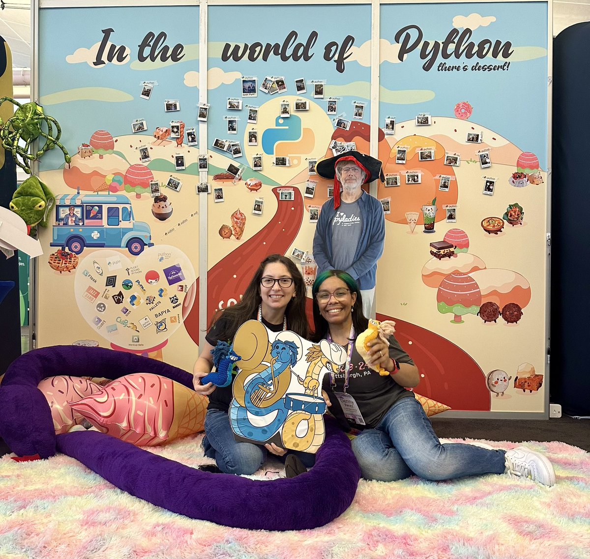 PyLatam's tweet image. ¡Estamos en #PyConUS! 🎉 Haciendo networking y conociendo a gente increíble. Búscanos con el logo de PyCon Latam para una foto 📸. ¡Nos encantaría verte!

Además, ¡anunciamos #PyConLatam2024 en Mazatlàn, México! 🇲🇽

#Python #PyConLatam #PyConUS2024