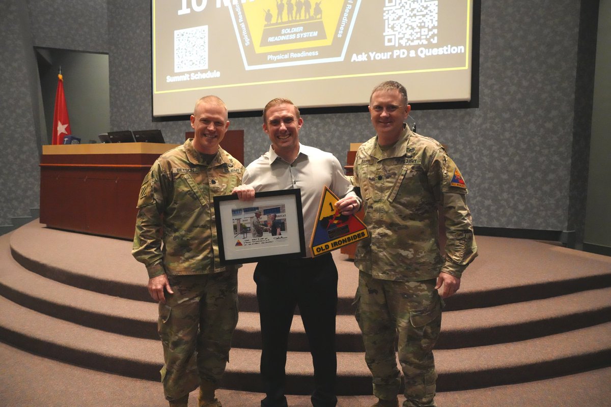 Coach Walden receives a signed photo from the Commanding General at the H2F summit earlier this week 🫡 #PicksUp ⛏️ #WinTheWest