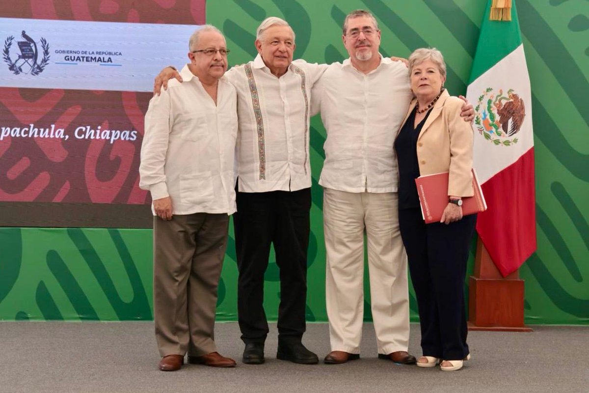 En Tapachula, Chiapas, el Presidente @lopezobrador_ dialogó con su homólogo de #Guatemala, @BArevalodeLeon. Abordaron, junto a las y los titulares de #Segob, @SRE_mx, @SSPCMexico, @SEDENAmx y @SEMAR_mx, temas de seguridad fronteriza, infraestructura ferroviaria y portuaria,