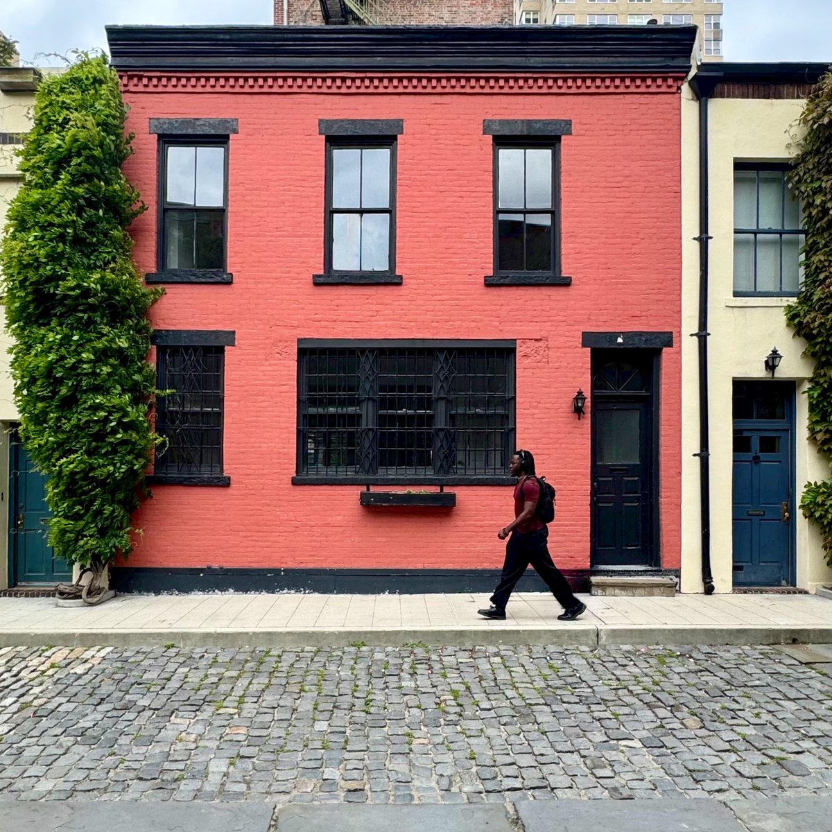 ❤️ Washington Mews
Street of 2 stories buildings
that use to be horse stables in the 1800’s than art studios and finally sold to NYU 
#greenwichvillage #NYU
#nyc #photography #ny1pic
