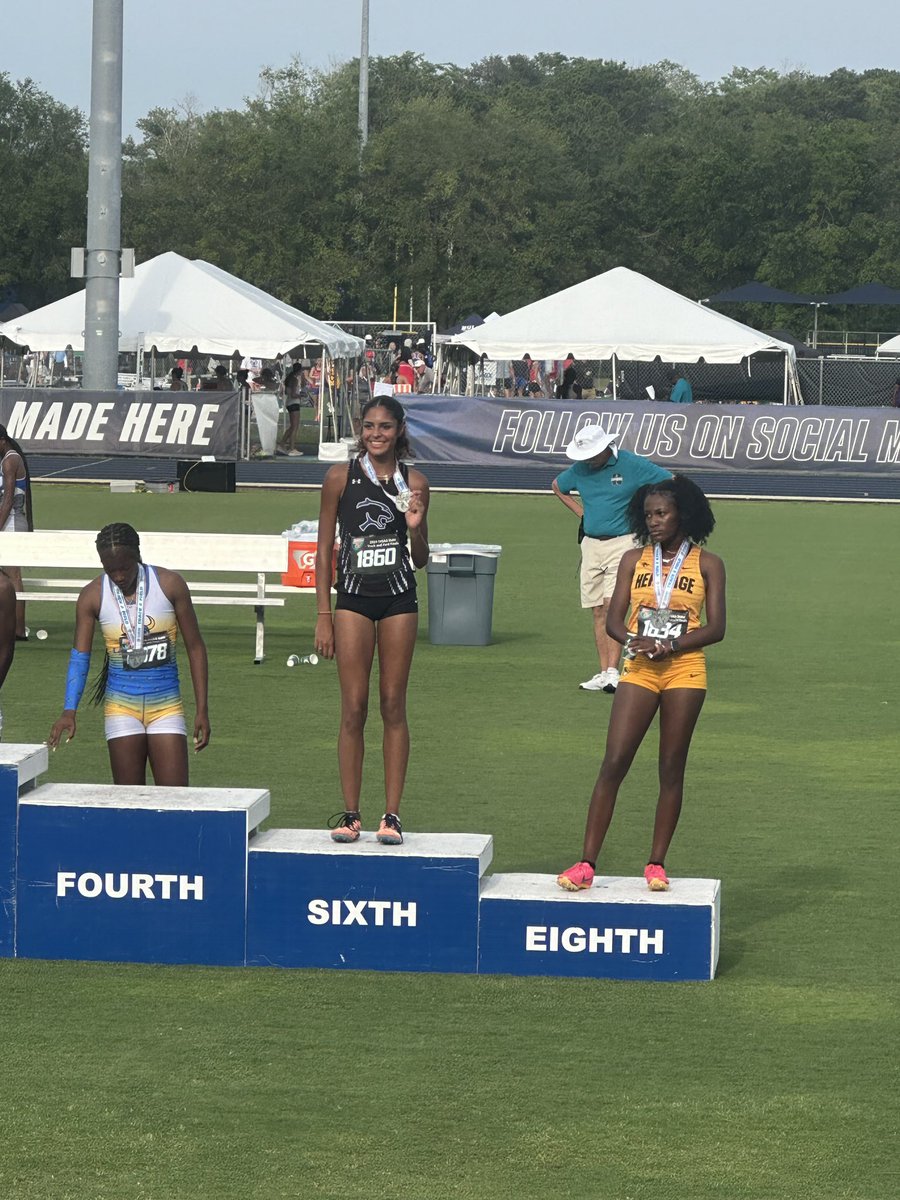 Congrats to Shamoya 5th and Luismar 6th place finishes in the 100 hurdles! Great job ladies 🤩!