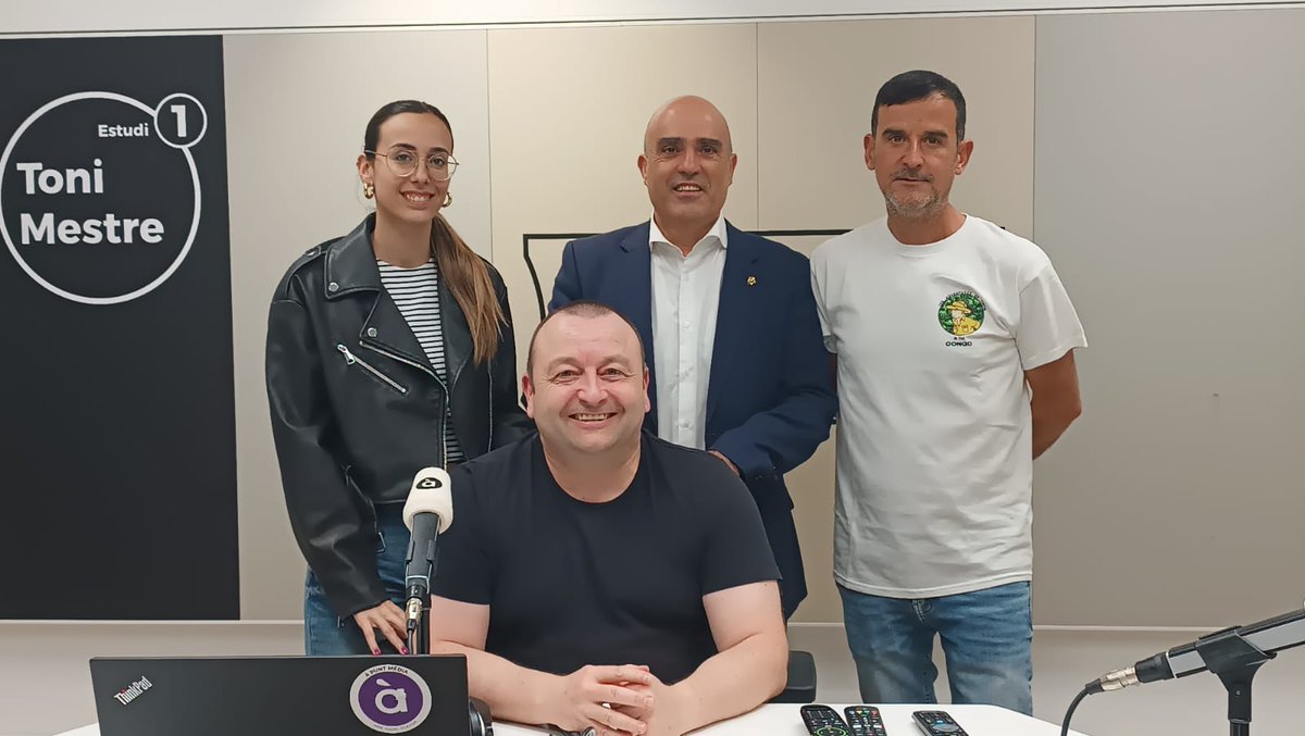 🗣️ Ja està en marxa la tertúlia de #LíniaDeFons amb @salvafolgado, @paulalerinm i @javidomenechvlc 🎙️ @ximotamarit 🎧 Segueix-la en directe ací 👇 ▶️ web.apunt.es/RàdioEnDirecte