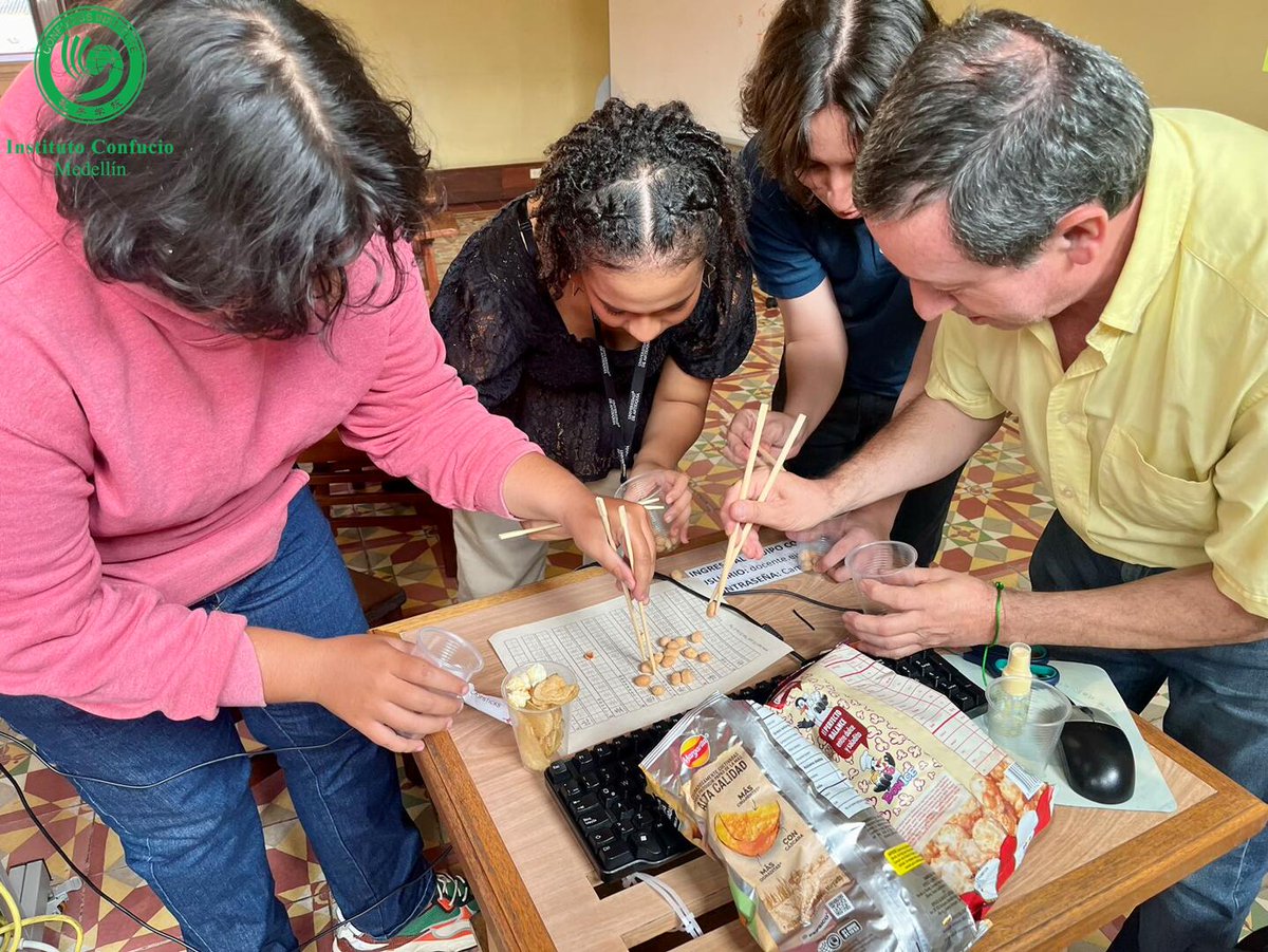 confuciomed's tweet photo. Recuerdos de momentos emocionantes anteriores de eventos culturales chinos-1
Las actividades de nudos chinos y el uso de los palillos celebradas el 2 de abril en la Universidad de Antioquia https://t.co/EmrCZYIGy8