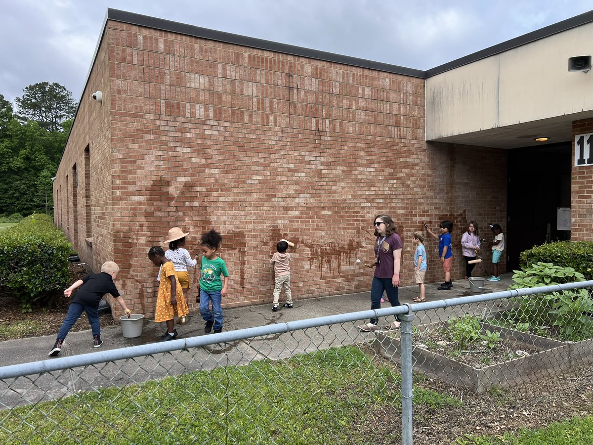mcfrarey's tweet photo. This week in Early start we learned about push and pull, and did splatter painting it many different ways. We remember to keep it fun 🥰💚💛💚💛#spscreatesachievers #SPSearlychildhood @DrJanetWright @NPESbraves3012 @StaciePrine https://t.co/UwCRrOUTdK